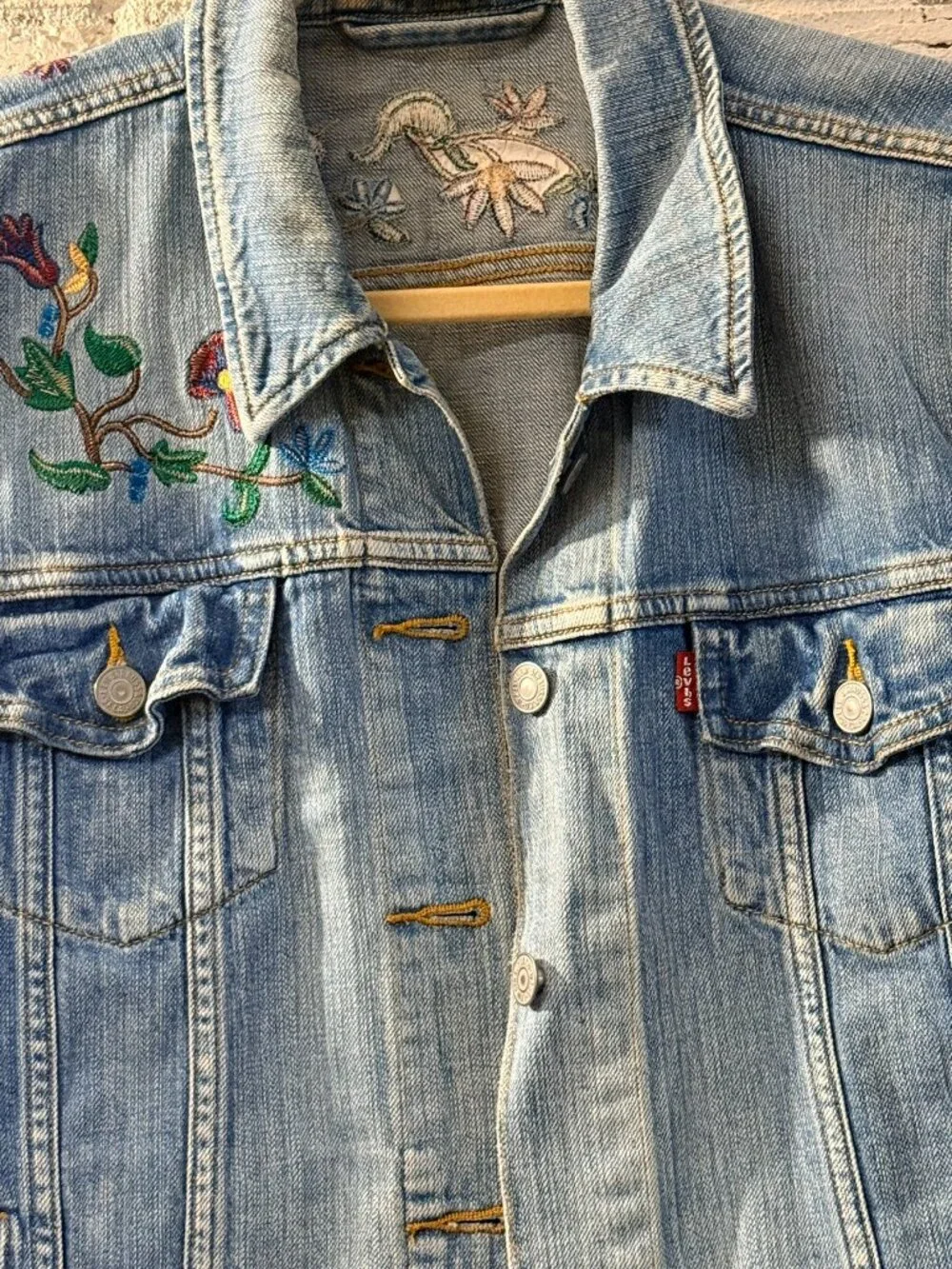 Levi’s Womens XL Embroidered Floral Denim Trucker Jacket Blue Jean Boho